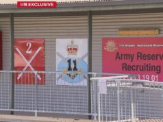 Mulher é presa após homem esfaqueado na base militar de Brisbane Quartel de Gallipoli, Brisbane