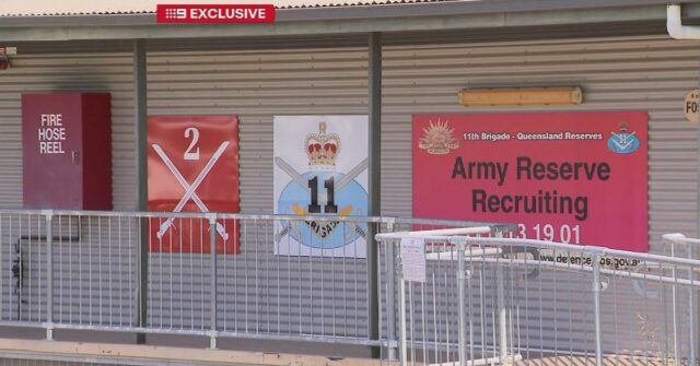 Mulher é presa após homem esfaqueado na base militar de Quartel de Gallipoli, Brisbane