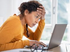 Mulher fala com recrutador de emprego – chocada com e-mail que ela recebe: ‘Preocupada’ Mulher estressada, olhando para o computador.