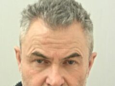 Mulher que ficou paralisada depois que seu pescoço foi quebrado por um amante ciumento mostra uma coragem incrível ao falar sobre uma ‘jornada difícil’ em uma declaração inesperada fora do tribunal Robert Easom, 56, foi preso por 16 anos por quebrar o pescoço de sua amante, a professora Trudi Burgess, quando ela ameaçou deixá-lo