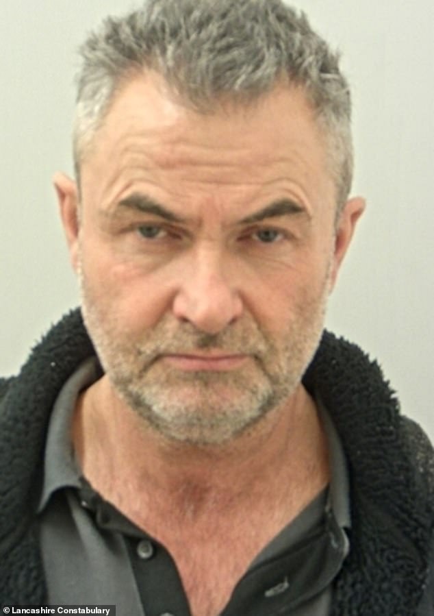 Mulher que ficou paralisada depois que seu pescoço foi quebrado Robert Easom, 56, foi preso por 16 anos por quebrar o pescoço de sua amante, a professora Trudi Burgess, quando ela ameaçou deixá-lo