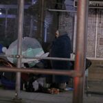 Mulher sem-teto resmungona que passou uma noite arrepiante na calçada de Nova York - com funcionários da cidade dizendo que suas 'mãos estão atadas'