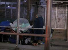 Mulher sem-teto resmungona que passou uma noite arrepiante na calçada de Nova York – com funcionários da cidade dizendo que suas ‘mãos estão atadas’ Mulher sem-teto resmungona que passou uma noite arrepiante na calçada de Nova York - com funcionários da cidade dizendo que suas 'mãos estão atadas'