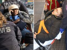 Mulheres são empurradas para os trilhos do metrô de Nova York e levam socos no rosto Paramédicos transportando uma mulher para o hospital depois que ela foi empurrada para os trilhos do metrô.