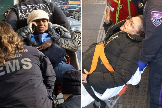 Paramédicos transportando uma mulher para o hospital depois que ela foi empurrada para os trilhos do metrô.