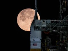 NASA adia lançamento do tão esperado foguete lunar após teste revelar problema crítico A lua cheia atrás do foguete SLS da NASA e da espaçonave Orion no Complexo 39B para um teste de abastecimento.