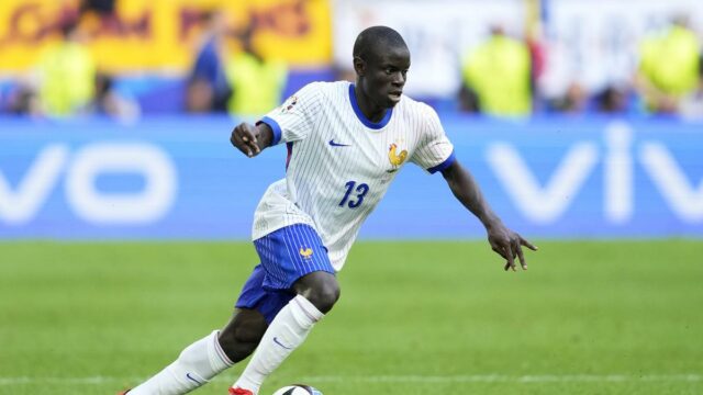 N'Golo Kante se junta ao clube turco Fenerbahçe após atraso na transferência
