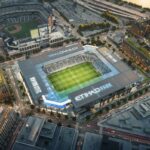 Ilustração de uma vista aérea do Etihad Park Stadium e dos edifícios circundantes da cidade.