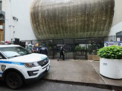 NYPD em alerta em locais sensíveis após EUA e Israel atacarem o Irã Um veículo do NYPD Counter Terrorism Bureau estacionado em frente à Sinagoga Tribeca.
