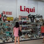 Diego Nacasio trabalha em tempo integral como vendedor em uma grande loja de ferragens em Florencio Varela, na Argentina