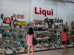 Na Argentina, moradores estão contraindo empréstimos para comprar alimentos Diego Nacasio trabalha em tempo integral como vendedor em uma grande loja de ferragens em Florencio Varela, na Argentina