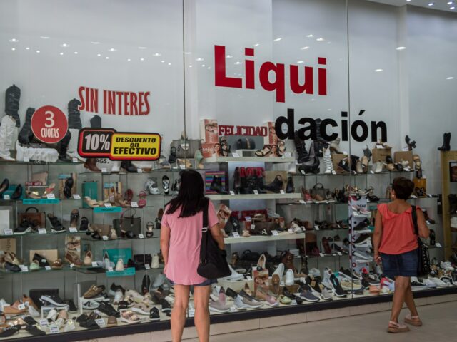 Diego Nacasio trabalha em tempo integral como vendedor em uma grande loja de ferragens em Florencio Varela, na Argentina