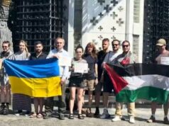 Na Ucrânia devastada pela guerra, mostrar simpatia pela Palestina já não é um tabu RAFAH, GAZA - 2 DE NOVEMBRO: Cidadãos com passaporte estrangeiro esperam para viajar pela passagem de Rafah em 2 de novembro de 2023 em Rafah, Gaza. Pela primeira vez desde a eclosão da guerra entre Israel e o Hamas em 7 de outubro, a passagem aqui na fronteira Gaza-Egito foi aberta esta semana para permitir que um pequeno número de portadores de passaportes estrangeiros e gravemente feridos entrassem no Egito. Os feridos foram levados para hospitais próximos, enquanto o Egito também prepara um hospital de campanha na região. (Foto de Ahmad Hasaballah/Getty Images)