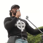 Brandan Koschel participou do protesto da Marcha pela Austrália ao lado de centenas de outras pessoas que passavam pelo centro da cidade de Sydney.