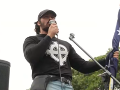 Nacionalista branco preso por discurso odioso do Dia da Austrália Brandan Koschel participou do protesto da Marcha pela Austrália ao lado de centenas de outras pessoas que passavam pelo centro da cidade de Sydney.