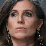 A deputada Nancy Mace, republicana da Carolina do Sul, ouve durante uma reunião de negócios do Comitê de Supervisão e Reforma do Governo da Câmara sobre como encontrar o ex-presidente Bill Clinton e a ex-secretária de Estado Hillary Rodham Clinton por desrespeito ao Congresso, quarta-feira, 21 de janeiro de 2026, no Capitólio em Washington