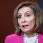 A ex-presidente da Câmara Nancy Pelosi falando aos repórteres.