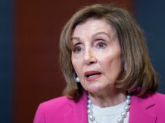 Nancy Pelosi endossa o neto de JFK, Jack Schlossberg, para uma vaga em Nova York, citando o apelo dos jovens A ex-presidente da Câmara Nancy Pelosi falando aos repórteres.