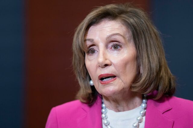 A ex-presidente da Câmara Nancy Pelosi falando aos repórteres.