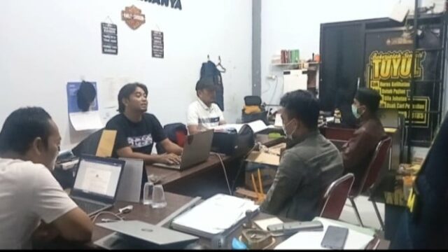 Não aceitando que seu filho fosse repreendido, um professor de madrasa em Sampang foi perseguido pelos pais de seus alunos
