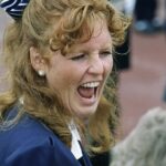 Sarah Ferguson, muitas vezes apelidada de 'Duquesa do Excesso', também era conhecida por seu estilo de vida extremamente luxuoso e gastos extravagantes que a levaram a acumular dívidas superiores a £ 3,7 milhões em 1994 e a estabelecer uma estreita amizade com o pedófilo Jeffrey Epstein.