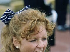 Não admira que ela precisasse do dinheiro de Epstein! O estilo de vida luxuoso de Sarah Ferguson em Sunninghill Park – onde ela exigia £ 300 em vegetais por semana e insistia que a equipe passasse suas meias Sarah Ferguson, muitas vezes apelidada de 'Duquesa do Excesso', também era conhecida por seu estilo de vida extremamente luxuoso e gastos extravagantes que a levaram a acumular dívidas superiores a £ 3,7 milhões em 1994 e a estabelecer uma estreita amizade com o pedófilo Jeffrey Epstein.