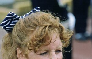 Não admira que ela precisasse do dinheiro de Epstein! O estilo de vida luxuoso de Sarah Ferguson em Sunninghill Park – onde ela exigia £ 300 em vegetais por semana e insistia que a equipe passasse suas meias Sarah Ferguson, muitas vezes apelidada de 'Duquesa do Excesso', também era conhecida por seu estilo de vida extremamente luxuoso e gastos extravagantes que a levaram a acumular dívidas superiores a £ 3,7 milhões em 1994 e a estabelecer uma estreita amizade com o pedófilo Jeffrey Epstein.