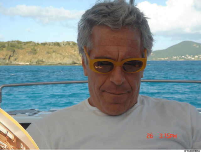 Esta foto editada divulgada pelo Departamento de Justiça dos EUA mostra arquivos documentados em 12 de agosto de 2019, durante uma busca na casa de Jeffrey Epstein na ilha Little St. (Departamento de Justiça dos EUA via AP)