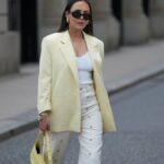 FRANKFURT AM MAIN, ALEMANHA - 20 DE JANEIRO: Cansu Yildirim é vista vestindo uma maxi saia de cetim creme com silhueta esvoaçante e levemente larga da Philosophy di Lorenzo Serafini; um pulôver de malha felpuda branco cloud dancer com corte descontraído da H&M enfiado na saia; um blazer de lã oversized bege claro da ASOS; botins de couro em camurça marrom taupe com bico pontudo e salto bloco da Massimo Dutti; uma bolsa Kelly 25 de couro marrom bege com formato estruturado e detalhes dourados da Hermès; um pingente de bolsa de couro marrom em forma de cavalo com alça rosa claro presa à bolsa; um boné de beisebol jeans azul lavado da COS; colares de corrente dourada em camadas com pingentes de pérolas; seu cabelo escuro está penteado em ondas soltas com divisão lateral em 20 de janeiro de 2026 em Frankfurt am Main, Alemanha. (Foto de Moritz Scholz/Getty Images)