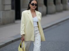 Não espere o tempo mais quente para pegar essas peças de guarda-roupa de transição FRANKFURT AM MAIN, ALEMANHA - 20 DE JANEIRO: Cansu Yildirim é vista vestindo uma maxi saia de cetim creme com silhueta esvoaçante e levemente larga da Philosophy di Lorenzo Serafini; um pulôver de malha felpuda branco cloud dancer com corte descontraído da H&M enfiado na saia; um blazer de lã oversized bege claro da ASOS; botins de couro em camurça marrom taupe com bico pontudo e salto bloco da Massimo Dutti; uma bolsa Kelly 25 de couro marrom bege com formato estruturado e detalhes dourados da Hermès; um pingente de bolsa de couro marrom em forma de cavalo com alça rosa claro presa à bolsa; um boné de beisebol jeans azul lavado da COS; colares de corrente dourada em camadas com pingentes de pérolas; seu cabelo escuro está penteado em ondas soltas com divisão lateral em 20 de janeiro de 2026 em Frankfurt am Main, Alemanha. (Foto de Moritz Scholz/Getty Images)