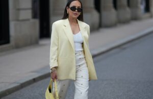 Não espere o tempo mais quente para pegar essas peças de guarda-roupa de transição FRANKFURT AM MAIN, ALEMANHA - 20 DE JANEIRO: Cansu Yildirim é vista vestindo uma maxi saia de cetim creme com silhueta esvoaçante e levemente larga da Philosophy di Lorenzo Serafini; um pulôver de malha felpuda branco cloud dancer com corte descontraído da H&M enfiado na saia; um blazer de lã oversized bege claro da ASOS; botins de couro em camurça marrom taupe com bico pontudo e salto bloco da Massimo Dutti; uma bolsa Kelly 25 de couro marrom bege com formato estruturado e detalhes dourados da Hermès; um pingente de bolsa de couro marrom em forma de cavalo com alça rosa claro presa à bolsa; um boné de beisebol jeans azul lavado da COS; colares de corrente dourada em camadas com pingentes de pérolas; seu cabelo escuro está penteado em ondas soltas com divisão lateral em 20 de janeiro de 2026 em Frankfurt am Main, Alemanha. (Foto de Moritz Scholz/Getty Images)