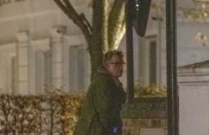 Não há alívio para Mandelson? O ex-Lorde envergonhado ainda enfrenta ser questionado por urinar contra um muro de jardim após uma visita noturna à casa de George Osborne em Notting Hill Peter Mandelson foi pego fazendo suas necessidades contra um muro de jardim depois de uma visita noturna à casa de George Osborne em Notting Hill, em novembro.