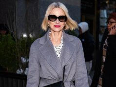 Naomi Watts abandonou bolsas maiores para este estilo fácil de crossbody Kaley Cuoco é vista em Midtown em 4 de fevereiro de 2026 na cidade de Nova York.