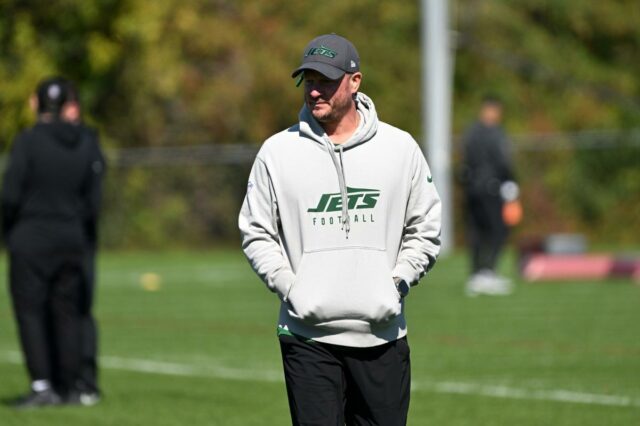 Nathaniel Hackett observa o treino em Florham Park, NJ.  