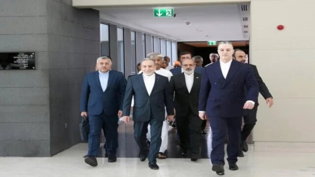 Negociações Irã-EUA em Omã começam após atraso de duas horas, comandante do CENTCOM junta-se a elas
