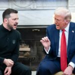 epa12734009 Equipes de resgate ucranianas trabalham no local de um ataque russo a um edifício residencial privado em Kramatorsk, região de Donetsk, leste da Ucrânia, no final de 12 de fevereiro de 2026, em meio à invasão russa em curso. Pelo menos quatro pessoas morreram, incluindo uma criança, e outras quatro ficaram feridas em consequência do ataque, segundo o Serviço de Emergência do Estado. EPA/TOMMASO FUMAGALLI