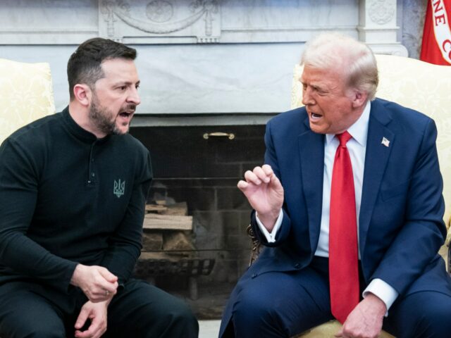 epa12734009 Equipes de resgate ucranianas trabalham no local de um ataque russo a um edifício residencial privado em Kramatorsk, região de Donetsk, leste da Ucrânia, no final de 12 de fevereiro de 2026, em meio à invasão russa em curso. Pelo menos quatro pessoas morreram, incluindo uma criança, e outras quatro ficaram feridas em consequência do ataque, segundo o Serviço de Emergência do Estado. EPA/TOMMASO FUMAGALLI