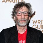 Neil Gaiman participa da cerimônia do Writers Guild Awards de 2024 em Nova York em 14 de abril de 2024 na cidade de Nova York