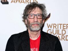 Neil Gaiman critica alegações de má conduta sexual como uma campanha difamatória de um ano: ‘Simplesmente falso’ Neil Gaiman participa da cerimônia do Writers Guild Awards de 2024 em Nova York em 14 de abril de 2024 na cidade de Nova York