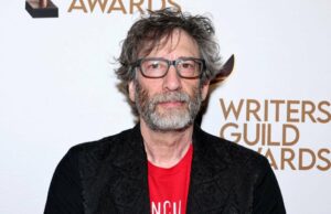 Neil Gaiman critica alegações de má conduta sexual como uma campanha difamatória de um ano: ‘Simplesmente falso’ Neil Gaiman participa da cerimônia do Writers Guild Awards de 2024 em Nova York em 14 de abril de 2024 na cidade de Nova York