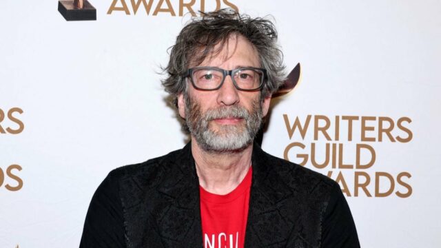 Neil Gaiman critica alegações de má conduta sexual como uma Neil Gaiman participa da cerimônia do Writers Guild Awards de 2024 em Nova York em 14 de abril de 2024 na cidade de Nova York