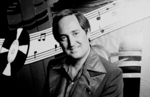 Neil Sedaka, compositor e hitmaker de várias gerações, morre aos 86 anos Neil Sedaka, compositor e hitmaker de várias gerações, morre aos 86 anos