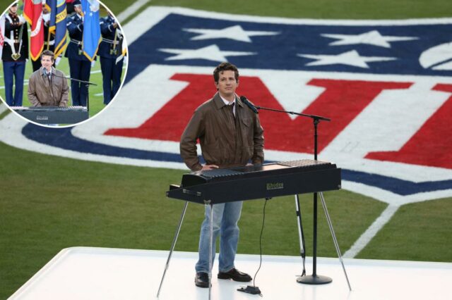 Charlie Puth cantando o Hino Nacional no Super Bowl LX.