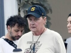 Nepo, bebê do cantor Bing Crosby, que posou para a Playboy e virou ícone de Star Trek, está irreconhecível aos 68 anos Um dos netos de Bing Crosby e uma estrela por direito próprio chamou a atenção em um raro passeio em Los Angeles na segunda-feira