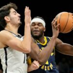 Jarace Walker, do Indiana, que marcou 23 pontos, a melhor marca do jogo, tenta atacar Ben Saraf durante a derrota do Nets por 115-110 para o Pacers em 11 de fevereiro de 2026 no Barclays Center.