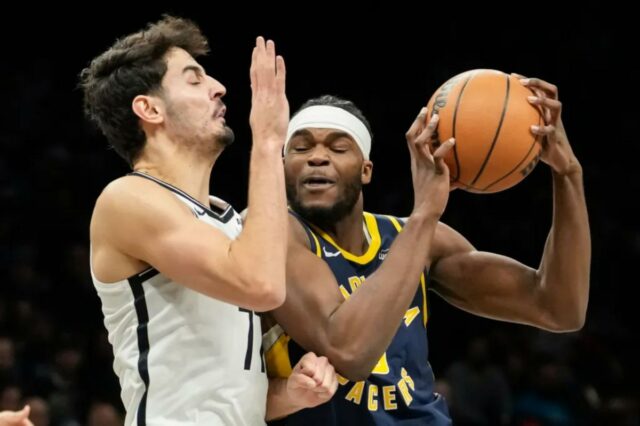 Jarace Walker, do Indiana, que marcou 23 pontos, a melhor marca do jogo, tenta atacar Ben Saraf durante a derrota do Nets por 115-110 para o Pacers em 11 de fevereiro de 2026 no Barclays Center. 