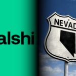 Nevada pressiona juiz federal para devolver o caso Kalshi ao tribunal estadual. Gráfico dividido com fundo verde e a palavra “Kalshi” em letras pretas em negrito à esquerda, e uma placa de escudo estilo rodovia de Nevada com o contorno do estado contra um céu azul com nuvens à direita.