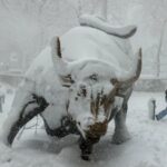 Pedestres atravessam a rua 42 perto do Bryant Park, em Nova York, na segunda-feira.