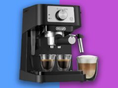 Nevou? Esta máquina de café expresso de US$ 150 transforma seu apartamento em um verdadeiro café Máquina de café expresso De'Longhi preta com dois copos de café expresso e um copo de café com leite.