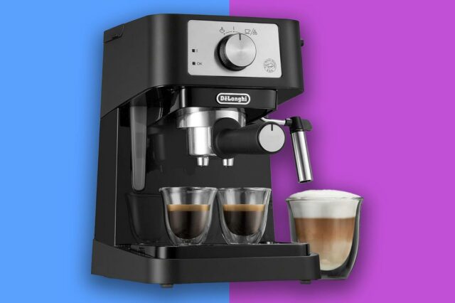 Máquina de café expresso De'Longhi preta com dois copos de café expresso e um copo de café com leite.